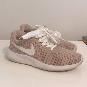 Nike Tanjun sneakers w/ ribbon laces